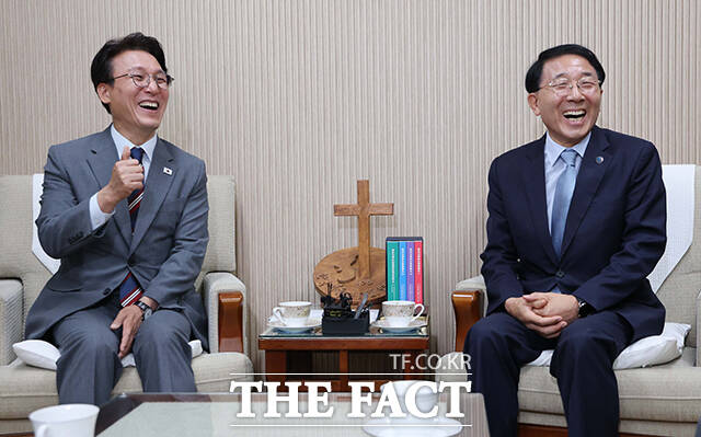 김민석 국무총리(왼쪽)가 25일 오전 서울 종로구 대학로 한국기독교회관을 방문해 김종생 한국기독교교회협의회 총무를 예방하고 있다. /청사사진기자단