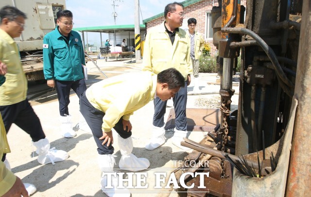 이학수 정읍시장은 24일 무더위로 피해가 우려되는 양계농가를 방문해 폭염 대응 현황을 점검하고 농가의 애로사항을 청취했다. / 정읍시