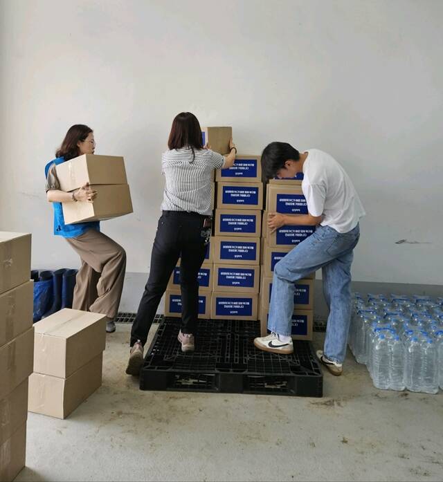 삼성화재 소속 설계사(RC)들이 긴급 구호키트를 나르고 있다. /삼성화재