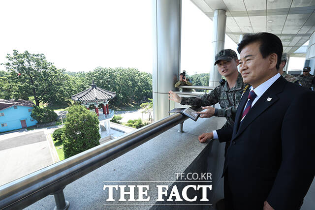 정동영 통일부 장관이 취임 첫날인 25일 오후 경기도 파주시 판문점을 방문해 유엔사 관계자들의 안내를 받으며 자유의집·평화의집 등 시설을 점검하고 있다. /통일부