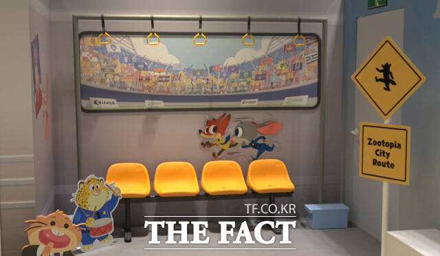 25일 오승혁의 현장은 서울시 영등포구 여의도동에 위치한 더현대 서울 지하 1층에 열린 K리그와 디즈니코리아의 협업 팝업 스토어를 찾았다. K리그는 경기장 밖에서도 K리그를 경험하며 친숙해지는 문화를 만들기 위해 처음으로 디즈니 코리아와 협업했다. /더현대 서울=오승혁 기