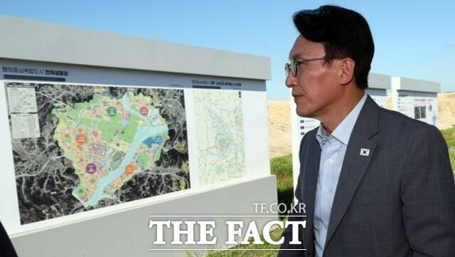 김민석 국무총리는 25일 국회 세종의사당과 대통령 세종집무실 건립 예정지를 찾아 세종 국회의사당을 선진국 수준의 국가 상징으로 적극 추진하겠다고 밝혔다. /뉴시스