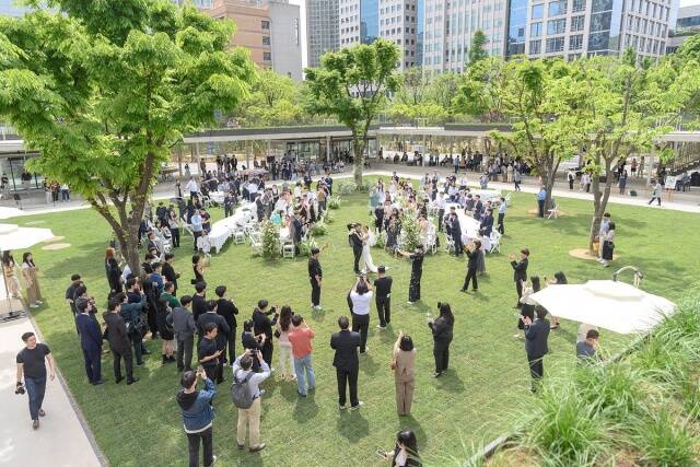 양천구가 오목공원 정원결혼식에 참여할 예비부부를 모집한다. 사진은 지난해 4월 오목공원에서 열린 야외결혼식 전경 /양천구