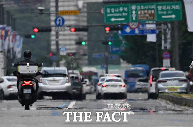 서울 전역에 폭염경보가 발효된 지난 24일 오후 서울 송파구 송파대로 일대 도로에 아지랑이가 피어오르고 있다. /박헌우 기자