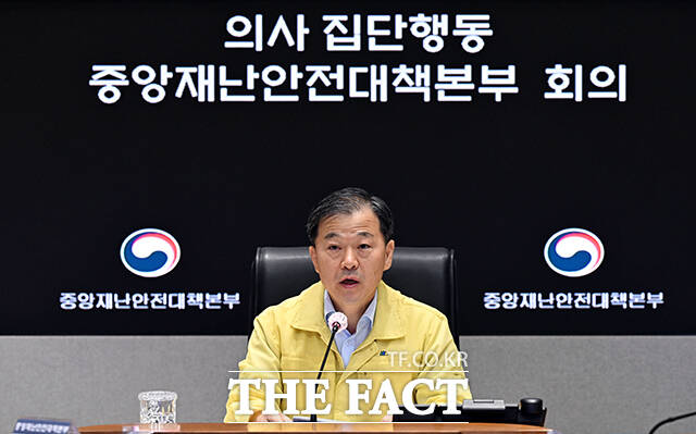 이형훈 중앙재난안전대책본부 제1총괄조정관(보건복지부 2차관)이 25일 오전 서울 종로구 정부서울청사 중앙재난안전상황실 서울상황센터에서 열린 의사 집단행동 중대본 회의에 참석해 모두발언을 하고 있다. /임영무 기자
