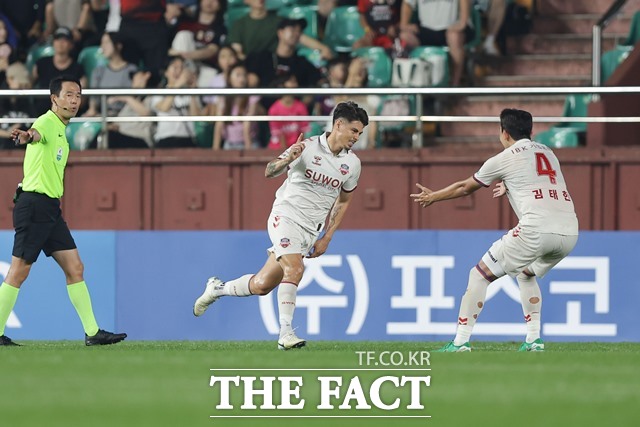 ‘하나은행 K리그1 2025’ 23라운드 MVP에 선정된 수원FC의 윌리안(왼쪽)./K리그