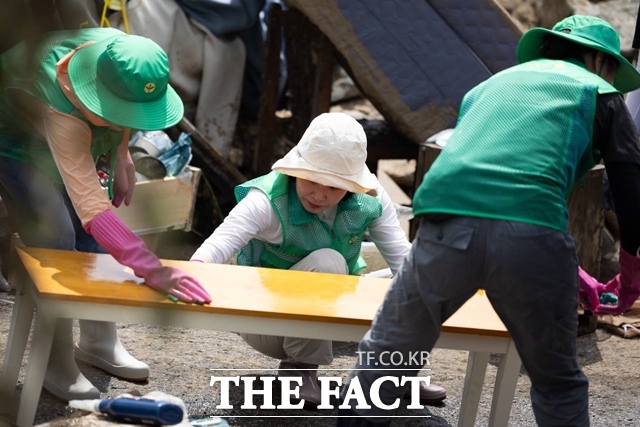 영부인 김혜경 여사가 24일 오전 경기도 가평군 백둔리 수해현장을 찾아 피해 복구 작업을 돕고 있다. /대통령실