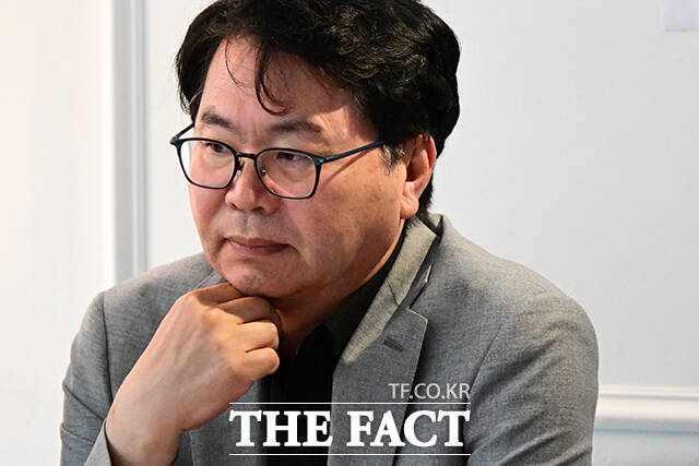 [더팩트ㅣ남윤호 기자] 이한주 국정기획위원장이 13일 오후 서울 종로구의 한 카페에서 기자간담회를 열고 취재진 질문을 듣고 있다.