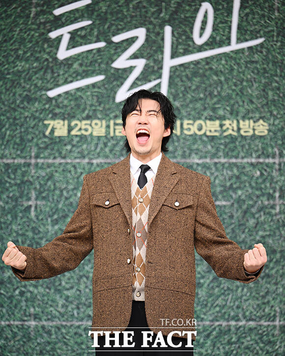 배우 윤계상이 25일 오후 서울 서울 양천구 목동 SBS에서 열린 SBS 금토드라마 트라이: 우리는 기적이 된다 제작발표회에 참석해 포즈를 취하고 있다. /박헌우 기자