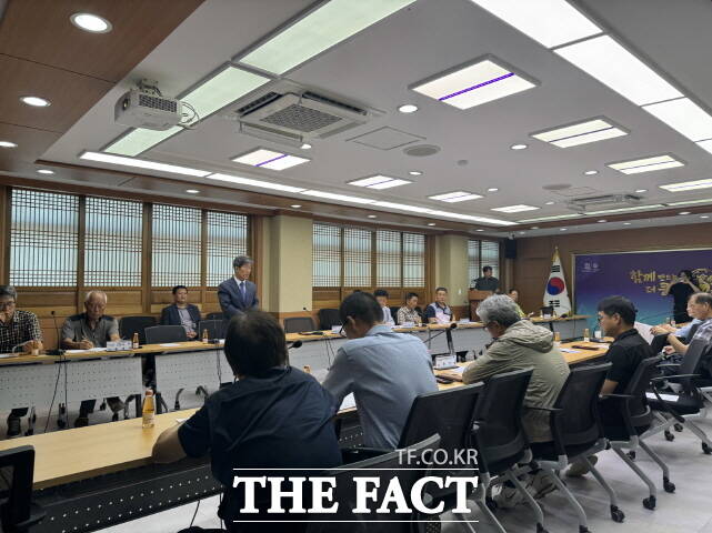 부여군이 22일 군청 서동브리핑실에서 2025 햇밤n임산물 축제의 성공적인 개최를 위한 임업인 간담회를 열고 있다. /부여군