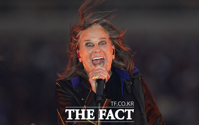 고(故) 오지 오스본이 2022년 9월 8일 미국 캘리포니아 잉글우드에서 열린 프로 미식축구협회 경기에서 하프타임 공연을 하고 있다. /잉글우드=AP.뉴시스