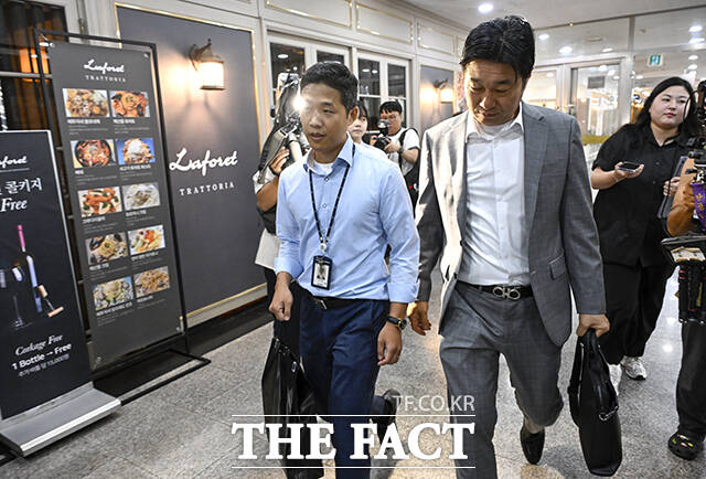 김건희 여사의 의혹들을 수사하는 민중기 특별검사팀 관계자들이 25일 오후 서울 서초구 아크로비스타 내 코바나컨텐츠 사무실 압수수색을 마친 뒤 철수하고 있다. /장윤석 기자