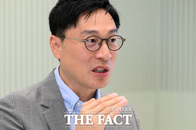 전기정 LG AI연구원 부문장이 지난달 25일 오전 서울 강서구 LG AI연구원에서 <더팩트>와 인터뷰를 하고 있다. /서예원 기자