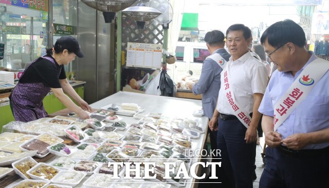 이학수 시장은 소비쿠폰은 시민 삶의 안정을 돕고, 지역경제에 온기를 불어넣는 실질적 정책 수단이라며 현장에서 큰 혼란 없이 운영되고 있어 시민들의 자발적인 참여가 돋보인다고 말했다. / 정읍시