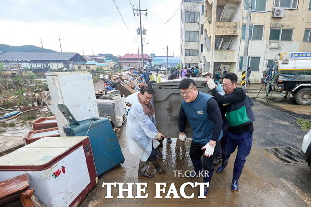 지난 19일 아산시청 공무원들이 수해 복구를 돕고 있다. /아산시