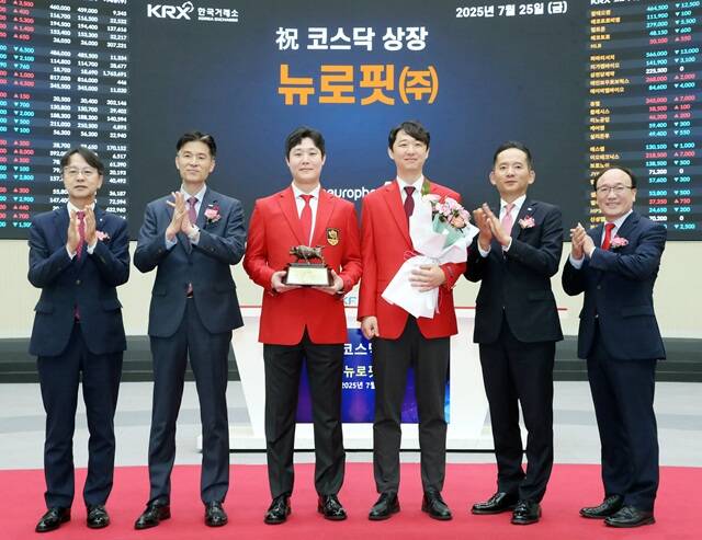 25일 한국거래소 서울사옥 홍보관에서 열린 뉴로핏의 코스닥시장 상장기념식에서 (왼쪽부터) 김대영 한국IR협의회 부회장, 민경욱 한국거래소 코스닥시장본부장, 빈준길 뉴로핏 대표이사, 김동현 뉴로핏 대표이사, 강성범 미래에셋증권 부사장, 강왕락 코스닥협회 부회장 등 관계자들이 기념 촬영을 하고 있다. /한국거래소