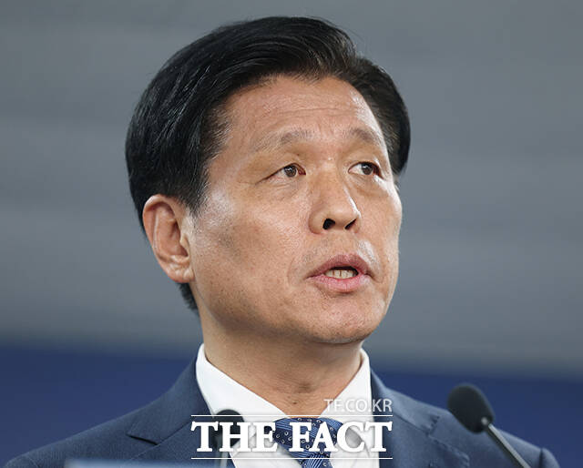 조승래 국정기획위원회 대변인(사진)이 25일 서울 종로구 정부서울청사 창성동 별관에서 열린 정례브리핑에서 행정안전부 내 경찰국 폐지를 신속추진과제로 대통령실에 제안했다고 밝혔다./임영무 기자