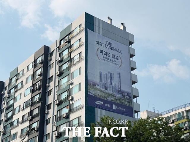 현재 대교아파트 재건축에는 삼성물산과 롯데건설이 큰 관심을 보인다. 실제 두 건설사는 아파트 외벽에 정비계획 결정고시를 축하하는 큰 현수막을 내걸었다. /황준익 기자