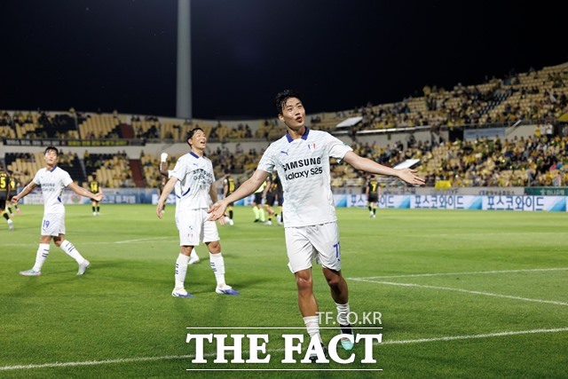 연계부터 해결까지 팔방미인 역할을 하고 있는 김지현(수원)./K리그