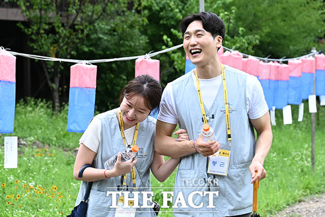 커플이 된 연서(왼쪽)와 봉곤이 산책을 하고 있다.