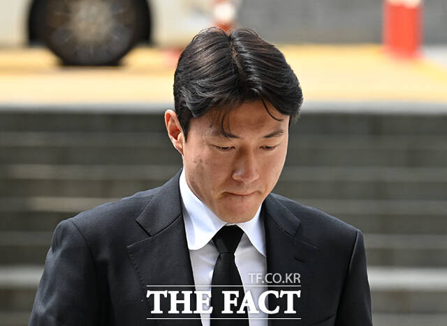 불법 촬영 혐의로 1심에서 징역형의 집행유예를 선고받은 축구선수 황의조가 눈물을 흘리며 감형을 호소했으나 검찰은 2심에서 징역 4년을 구형했다. /서울중앙지방법원= 장윤석 기자