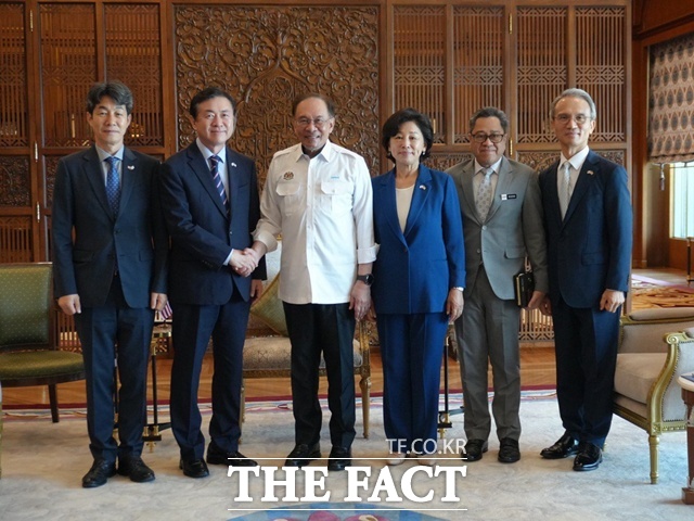 김영춘(왼쪽에서 두 번째) 전 해양수산부 장관을 단장으로 하는 대통령 말레이시아 특사단이 7월 23~24일 말레이시아를 공식 방문했다. 사진은 23일 대통령 특사단이 안와르 이브라힘 말레이시아 총리(왼쪽에서 세 번째)를 예방한 모습. /외교부