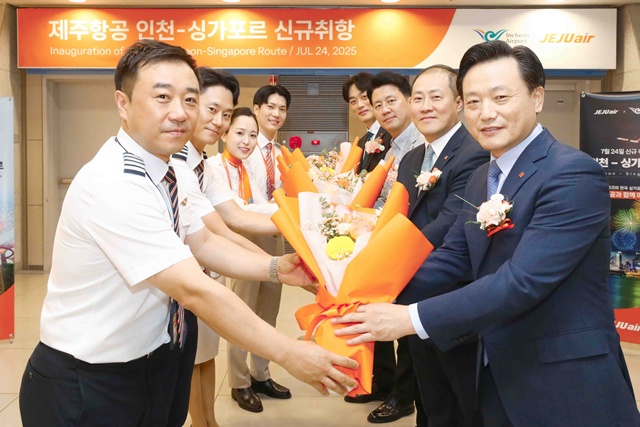지난 24일 오후 인천국제공항에서 진행된 제주항공 인천-싱가포르 노선 신규 취항식에 참석한 김이배 대표이사(사진 오른쪽 맨 앞)와 임직원들이 신규 취항편 승무원들에게 꽃다발을 전달하고 있다. /제주항공