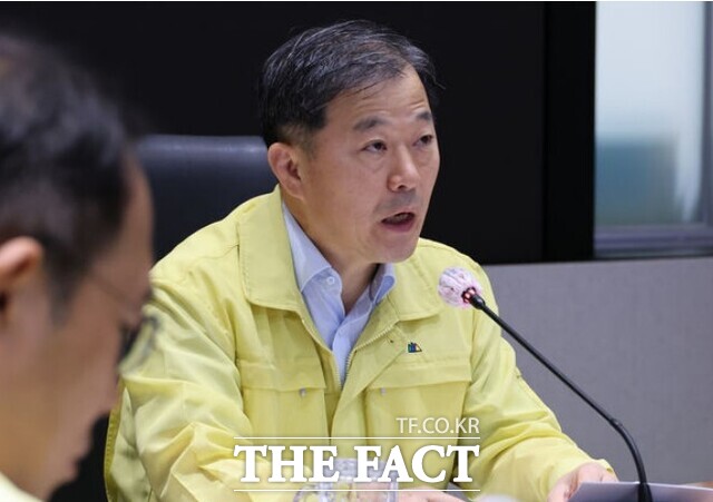 이형훈 중앙재난안전대책본부 제1총괄조정관(보건복지부 제2차관)이 25일 오전 서울 종로구 정부서울청사 중앙재난안전상황실 서울상황센터에서 열린 의사 집단행동 중앙재난안전대책본부(중대본) 회의에 참석해 발언하고 있다. /뉴시스