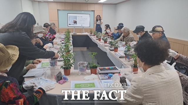 서울시는 올해 사회적 약자 6000명에게 반려식물을 보급하는 ‘반려식물 보급사업’을 진행한다. 노인 원예프로그램 사진./서울시