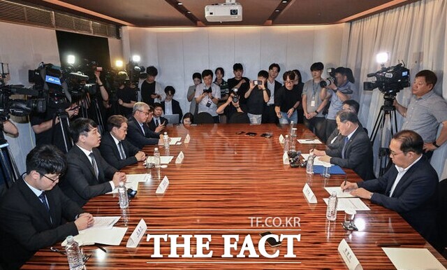 한성존(왼쪽 두 번째) 대한전공의협의회 비상대책위원장이 25일 오전 서울 중구 더 플라자 호텔에서 열린 수련협의체 제1차 회의에서 인사말을 하고 있다./뉴시스