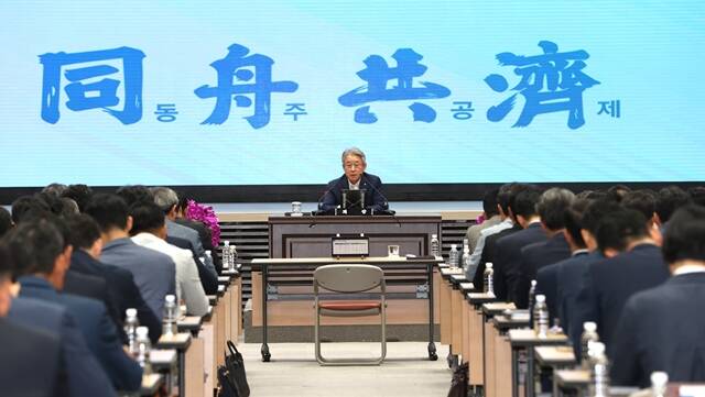 강호동 농협중앙회 회장이 25일 서울 중구 농협중앙회 대강당에서 2025년 상반기 종합경영분석회의를 주관하고 있다. /농협중앙회