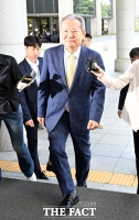  양주먹 쥐고 내란 특검 출석한 이상민 [포토]