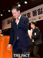  이임사 마치고 단상 내려가는 김영호 통일부 장관 [포토]