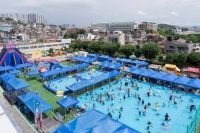  초등학교도 물놀이장 변신…'도심형 워터파크'에서 무더위 잊어요