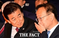  김남중 차관과 대화하는 정동영 통일부 장관 [포토]