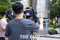  '윤 전 대통령 자택 압수수색' 대기하는 취재진 [포토]