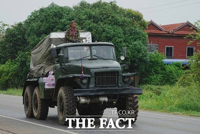 태국과 캄보디아 간 충돌이 장기화될 우려가 커지고 있다. 국경 충돌이 사흘째 이어지는 가운데 26일 국캄보디아 오다르민체이 주에서 캄보디아 군용 차량이 로켓 발사기를 싣고 이동하고 있다. /AP. 뉴시스