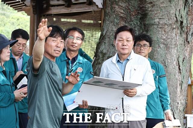 마을 전체가 침하된 생비량면 상능마을을 찾은 박완수(오른쪽) 경남지사 /경남도