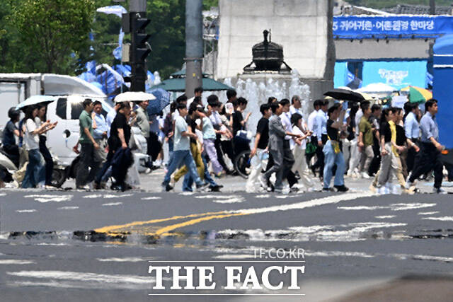 낮 최고기온이 30도 안팎의 무더위가 예고된 18일 오후 서울 광화문 일대에 지열로 인한 아지랑이가 피어오르고 있다. /남용희 기자