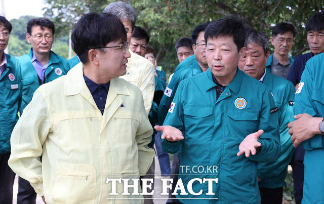 박정주 충남도 행정부지사(오른쪽)가 26일 충남 폭우 피해 지역을 찾은 김광용 행정안전부 재난안전관리본부장에게 추가 특별재난지역 선포의 필요성을 설명하고 있다. /충남도