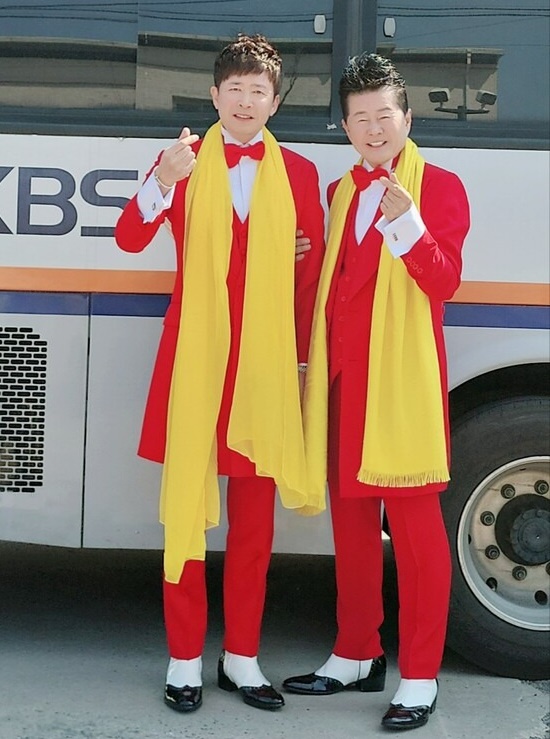 강진은 선배가수 태진아(오른쪽)에게 이부영(왼쪽)을 직접 소개한 뒤 곡 분위기와 콘셉트 등 자신의 의견을 섞고, 안무와 코러스, 의상까지 신경을 썼다. 태진아는 전국노래자랑 울주군과 홍천군편에서는 태진아가 코러스 지원군으로 나섰다. /진아엔터테인먼트