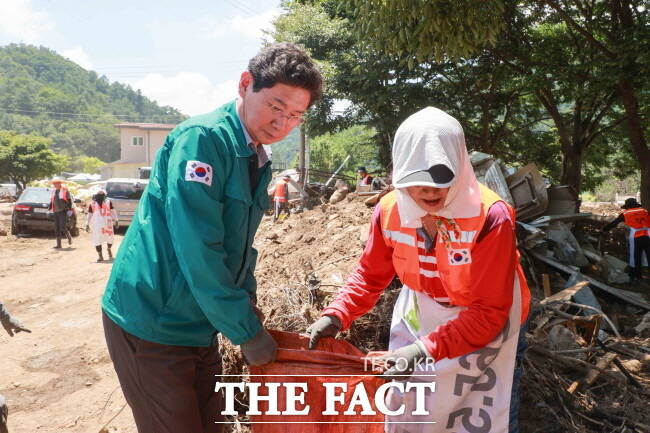 이상일 용인시장이 지난 25일 가평군을 방문, 용인시자원봉사센터의 레디용 봉사단과 함께 피해복구 작업을 진행 중이다./용인시