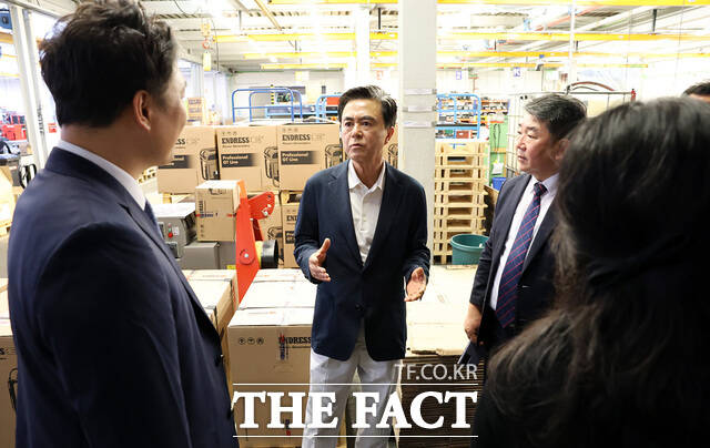 외자유치 등을 위해 유럽을 방문 중인 김태흠 충남도지사(가운데)가 독일 프레틀그룹의 계열사를 방문해 관계자의 설명을 듣고 있다. /충남도