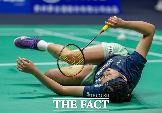슈퍼 1000 슬램에 도전한 배트민턴 여제 안세영이 26일 한유예와 2025 중국오픈 여자단식 4강전에서 오른쪽 무릎 부상으로 2게임 도중 기권, 결승 진출에 실패했다./신화.뉴시스