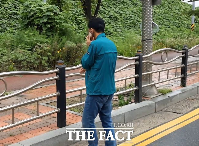 오산시 가장교차로 옹벽 붕괴 사고 다음 날인 17일 오후 사고 현장에서 피해자의 유가족이 오산시청 담당 과장과 대화하다가 과장과 팀장이 통화하는 모습을 촬영한 모습. /피해자 유가족