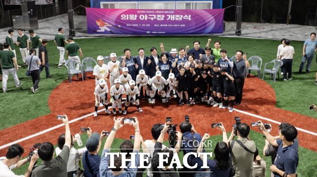 어린이야구팀이 야구장 개장을 축하하고 있다./의왕시