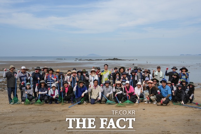 김기웅 서천군수와 서천군 공직자 50여 명이 집중호우 이후 금강에서 흘러 내려온 해양쓰레기 수거에 나서고 있다. /서천군