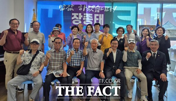 장종태 국회의원이 25일 조규식 서구의회 의장, 김민숙 대전시의원, 전명자, 신진미, 최지연 서구의회 의원과 잔디클럽 이원영 회장, 굿 어울림클럽 강대식 회장, 유등클럽 주진헌 회장 등 지역 골프클럽 회원 30여 명이 참석한 가운데 대전 서구 갑 지역의 체육시설 확충을 위한 서구 골프클럽 간담회를 개최했다./의원실