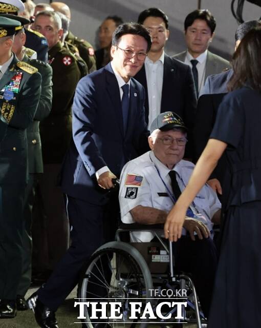 김민석 국무총리는 27일 유엔(UN)군 참전의 날 기념식에 참석해 영웅들의 헌신에 감사드리며 고귀한 희생에 보답하겠다고 밝혔다. /뉴시스