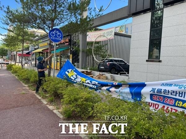 계룡시 관계자들이 지난 26일 관내 게첨된 불법 현수막을 정비하고 있는 모습 /계룡시